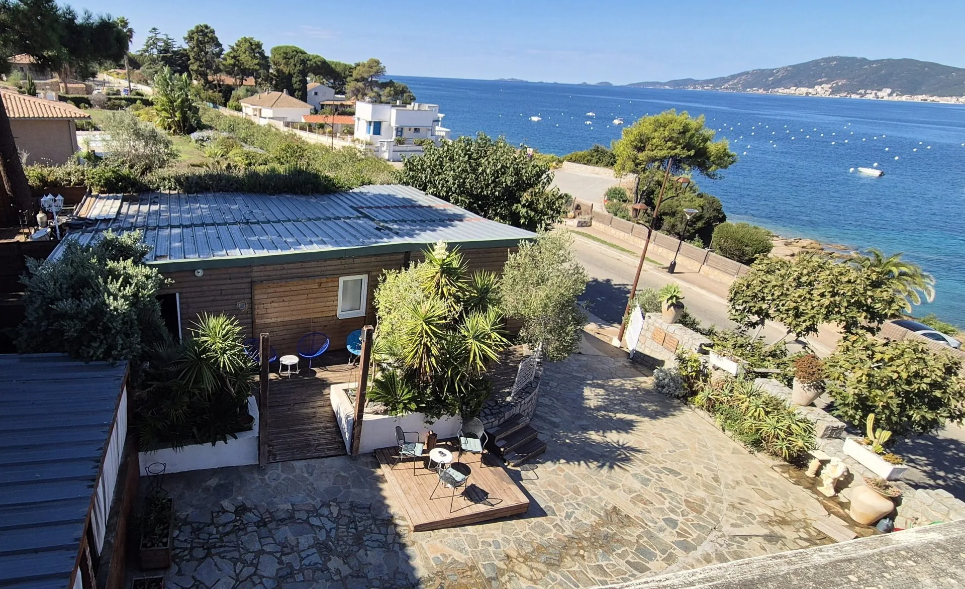 Le jardin de la résidence et la mer en arrière-plan