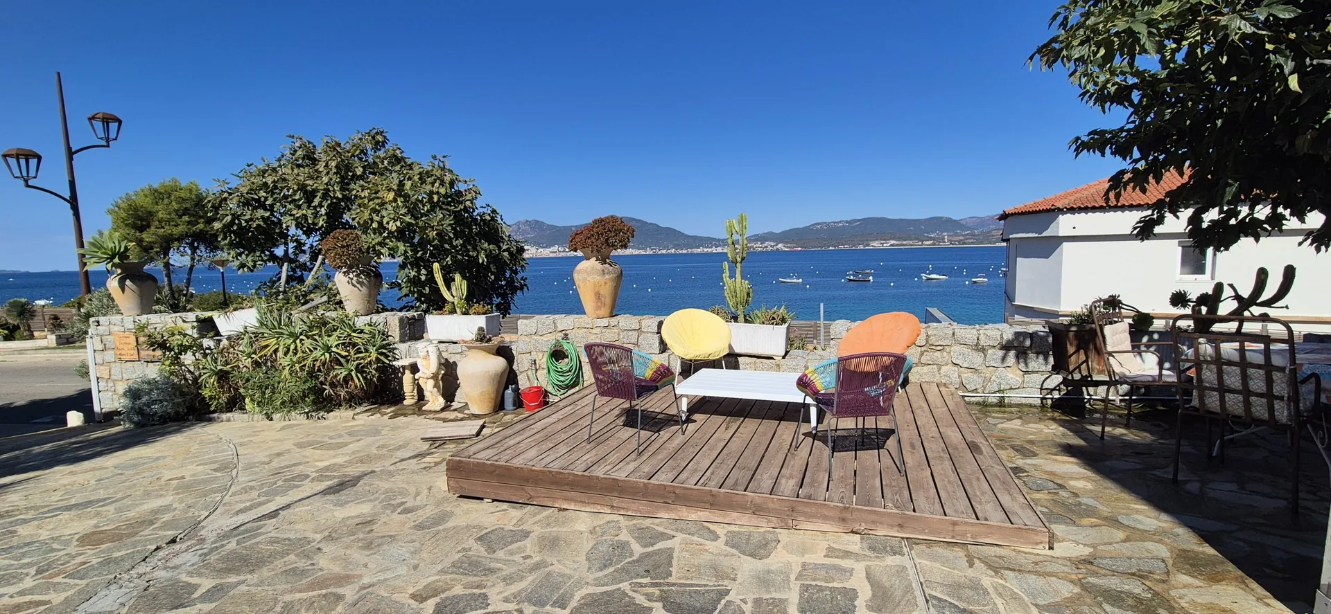 Le jardin et ses espaces détente face à la mer