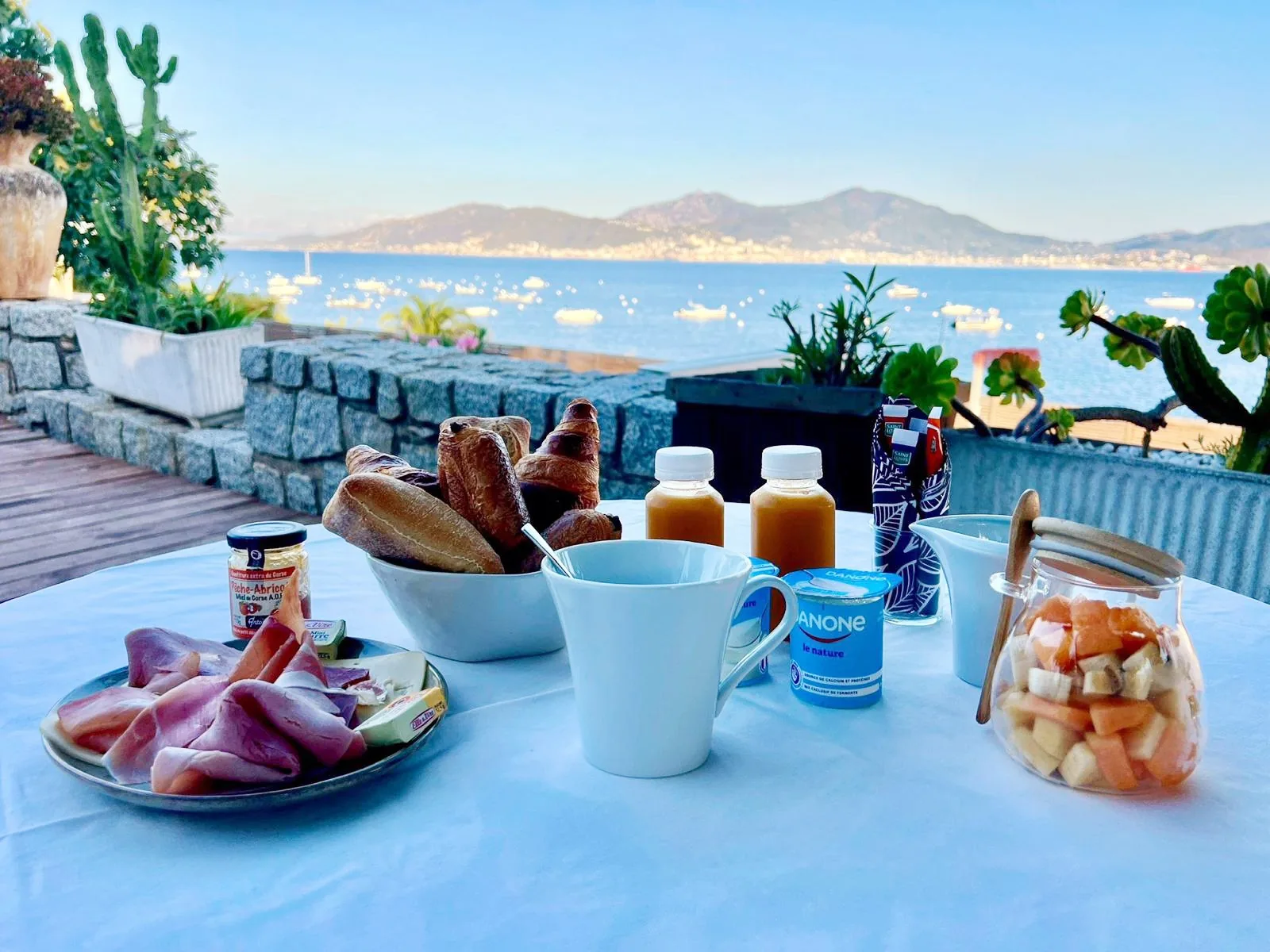 Mesa de desayuno en una terraza frente al mar