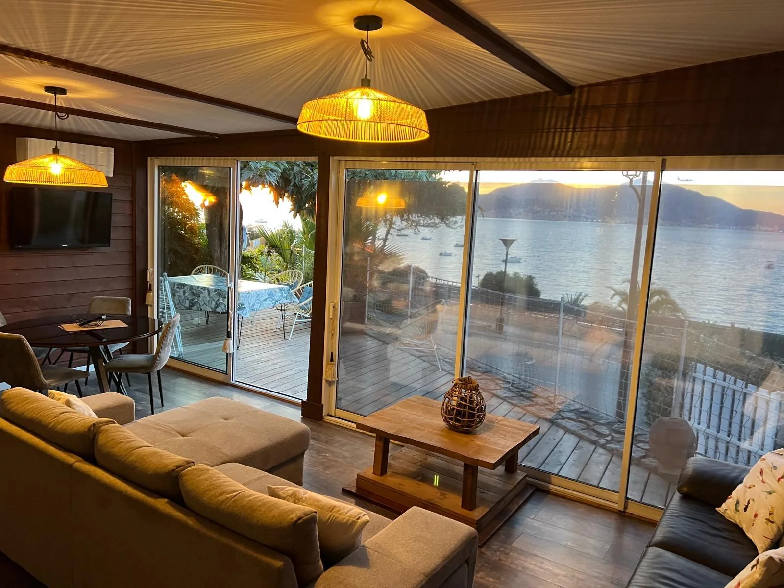 Salon lumineux avec baies vitrées sur la mer
