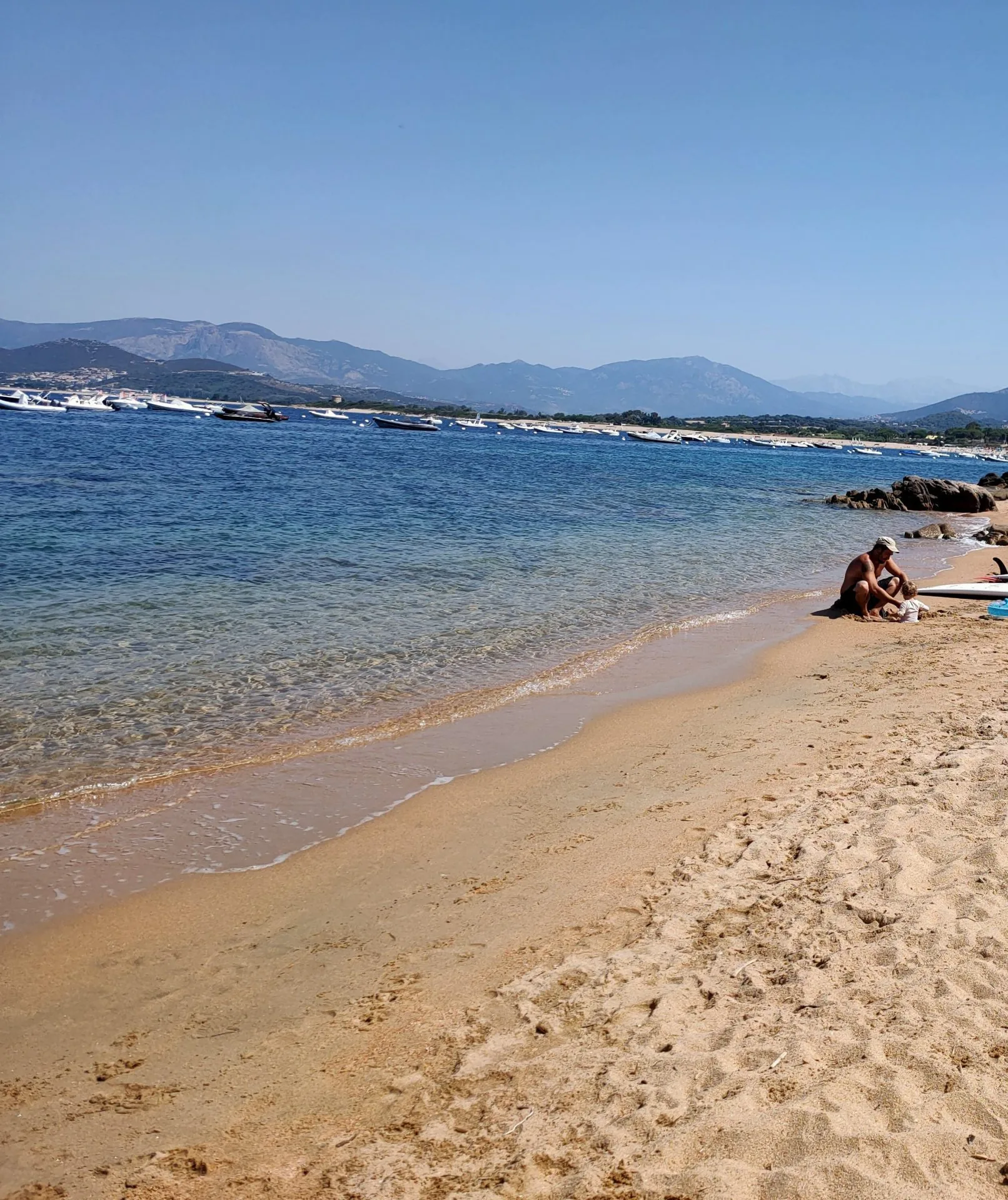 La plage de sable en contrebas de la résidence