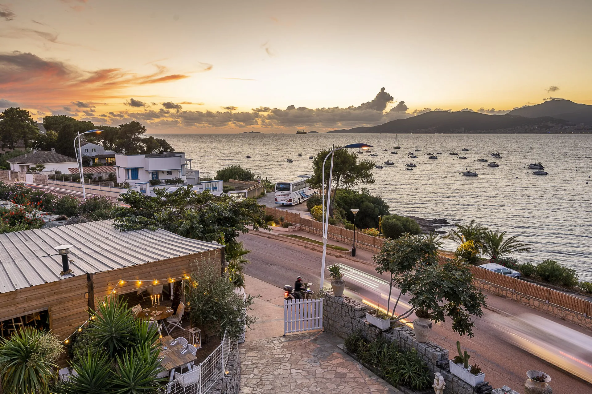 Vue aérienne de la résidence A Casa Bianca et du golfe d'Ajaccio au coucher du soleil