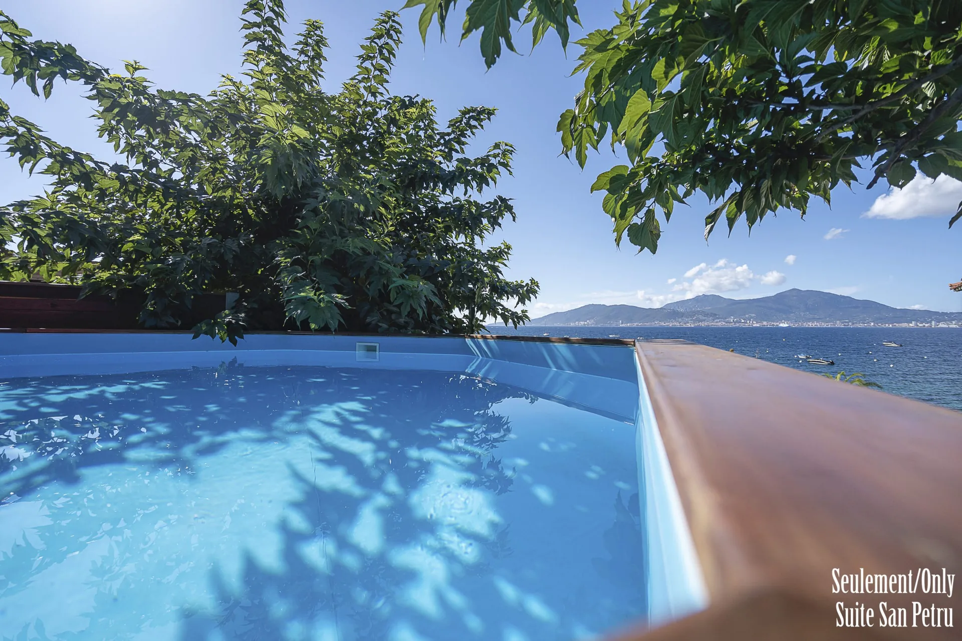 Piscine privée de la suite San Petru avec vue sur la mer