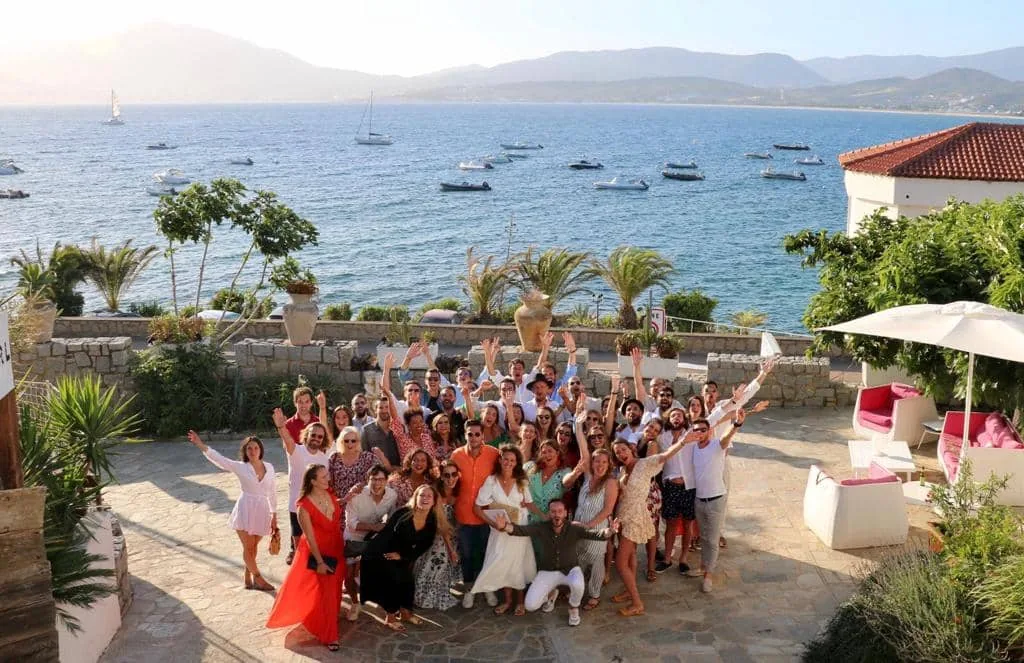 Fête privée sur la terrasse de la résidence, face à la mer