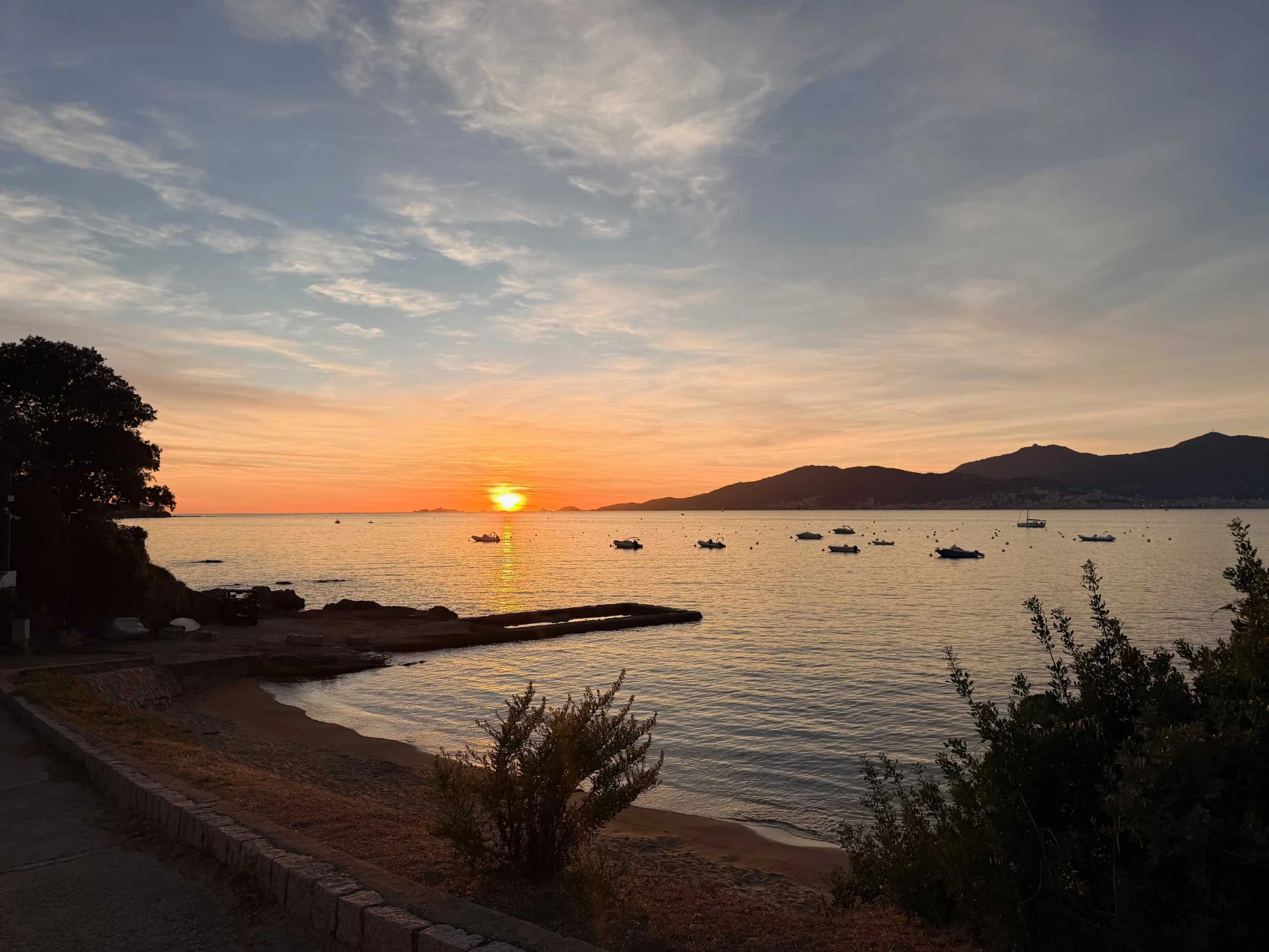 Coucher de soleil sur le golfe d'Ajaccio depuis la plage de Porticcio, bateaux au mouillage