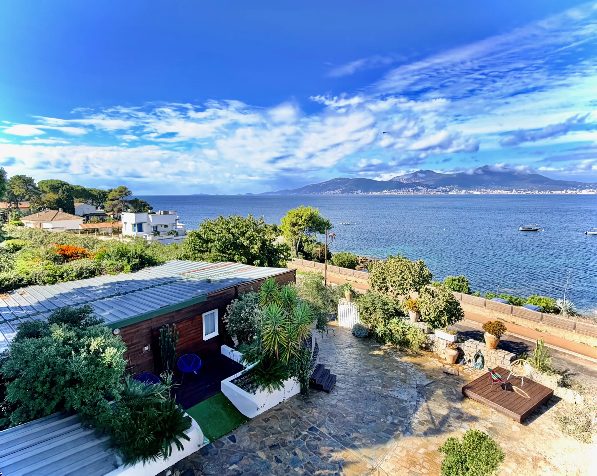 Le jardin de la résidence et la mer en arrière-plan