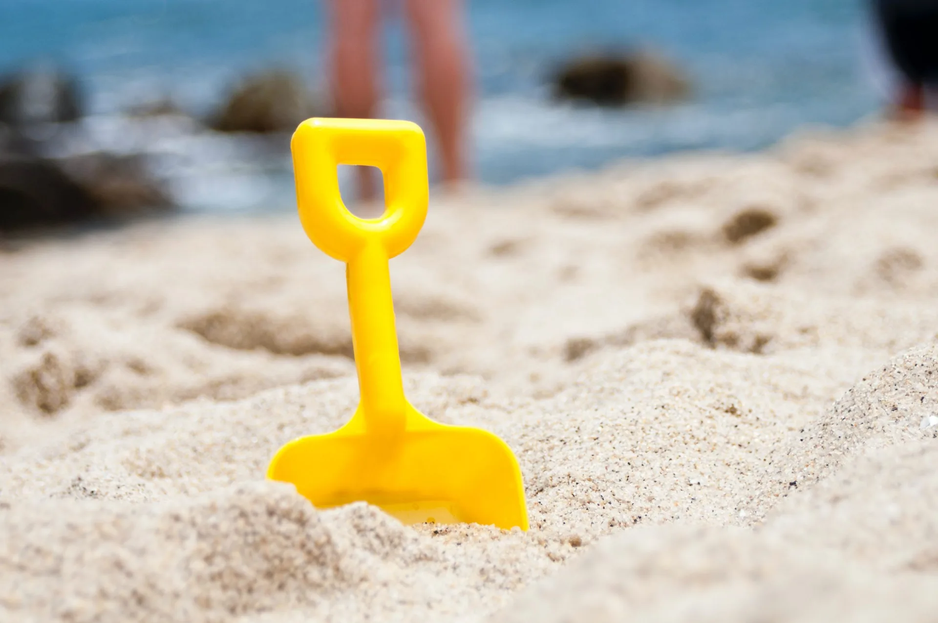 Juguetes de playa en la arena