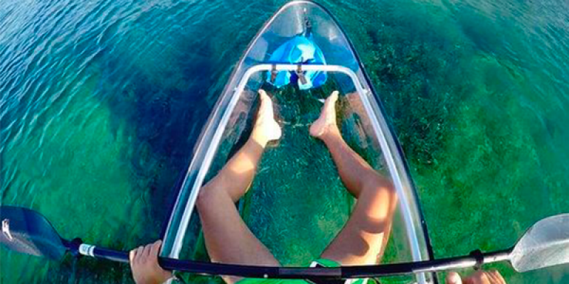 Kayak transparent sur eaux azur